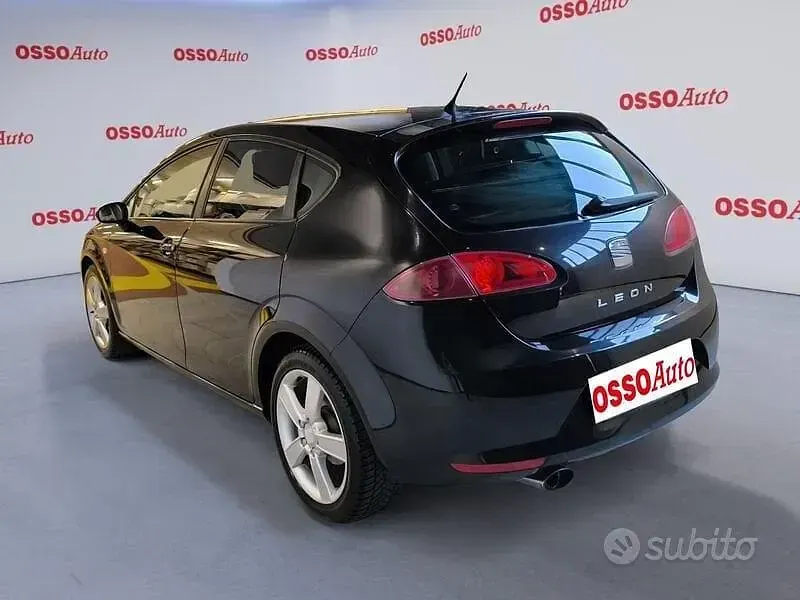 Usata Seat Leon 105 CV (77 kW) 2006 Nero Utilitaria
