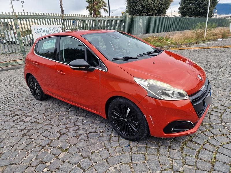 Usata Peugeot 208 Allure 75 CV (55 kW) 2015 Arancione Utilitaria