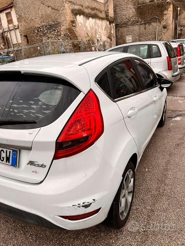 Usata Ford Fiesta 82 CV (60 kW) 2013 Bianco Utilitaria