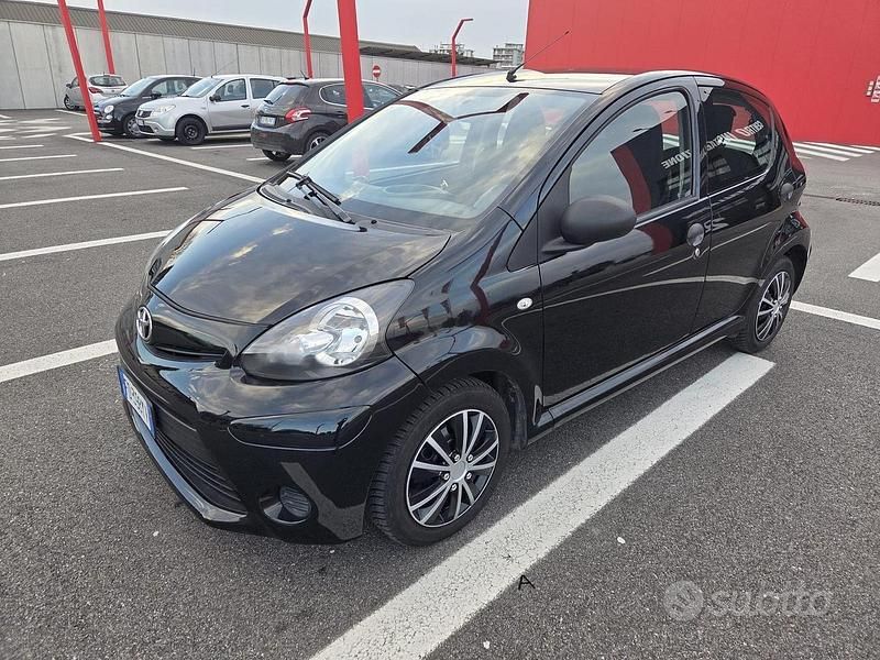 Usata Toyota Aygo 68 CV (50 kW) 2013 Nero Utilitaria