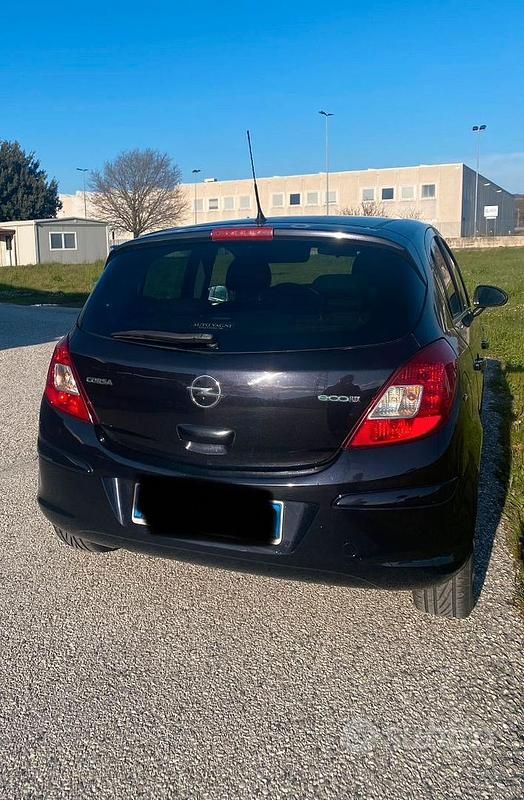 Usata Opel Corsa 75 CV (55 kW) 2010 Nero Utilitaria