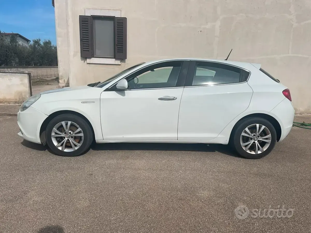 Usata Alfa Romeo Giulietta Progression 170 CV (125 kW) 2012 Bianco Utilitaria