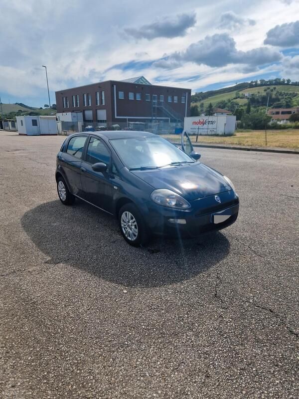 Usata Fiat Punto Lounge 77 CV (56 kW) 2013 Blu/azzurro Utilitaria