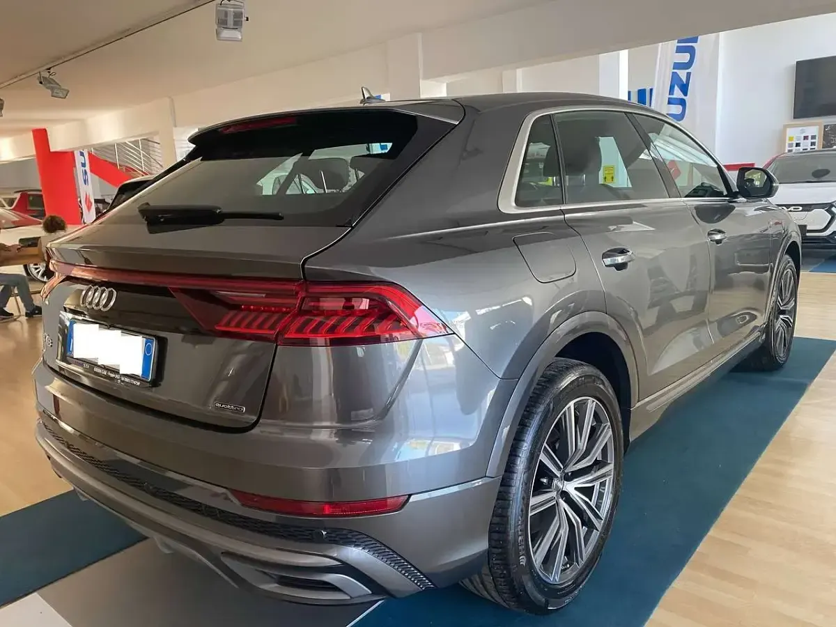Usata Audi Q8 Sport 286 CV (210 kW) 2019 Grigio manhattan SUV