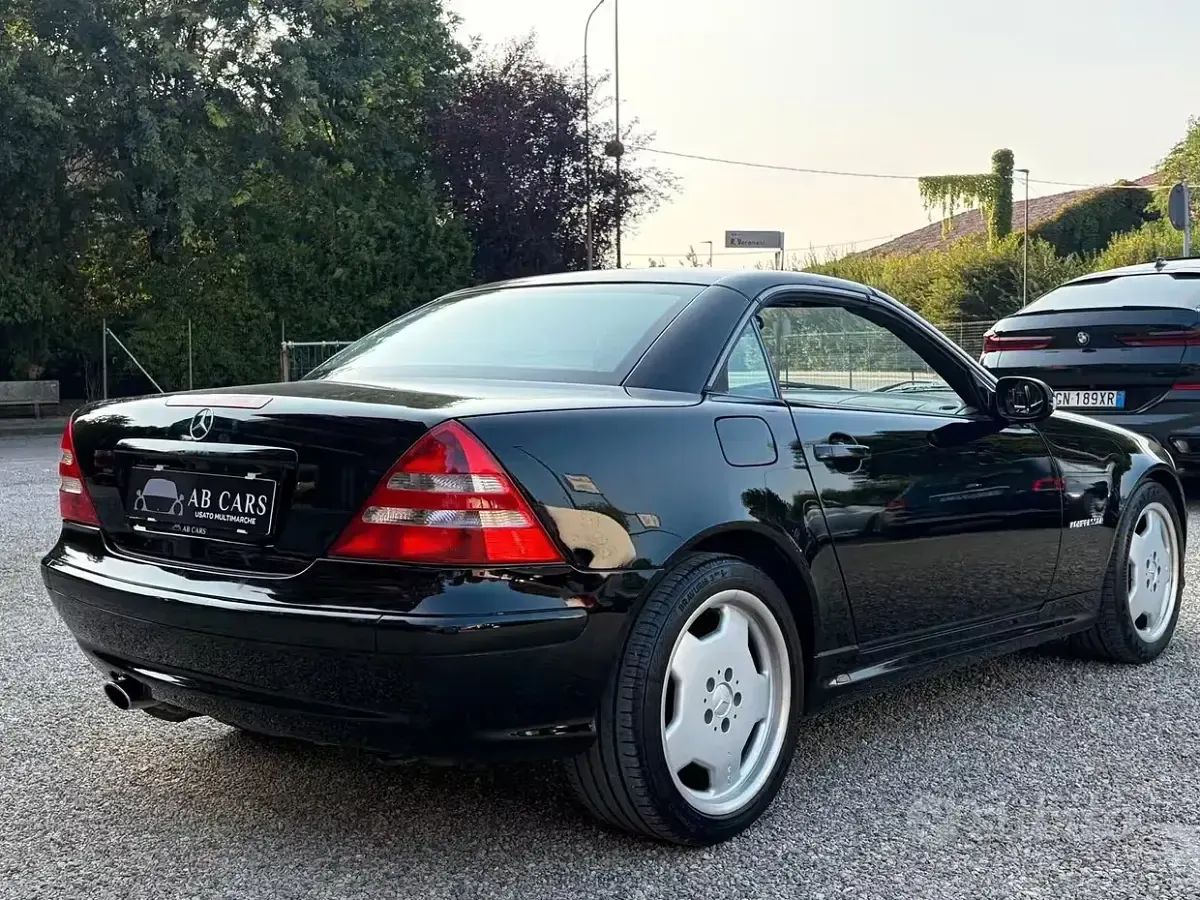 Usata Mercedes SLK200 AMG 163 CV (119 kW) 2001 Nero Cabrio