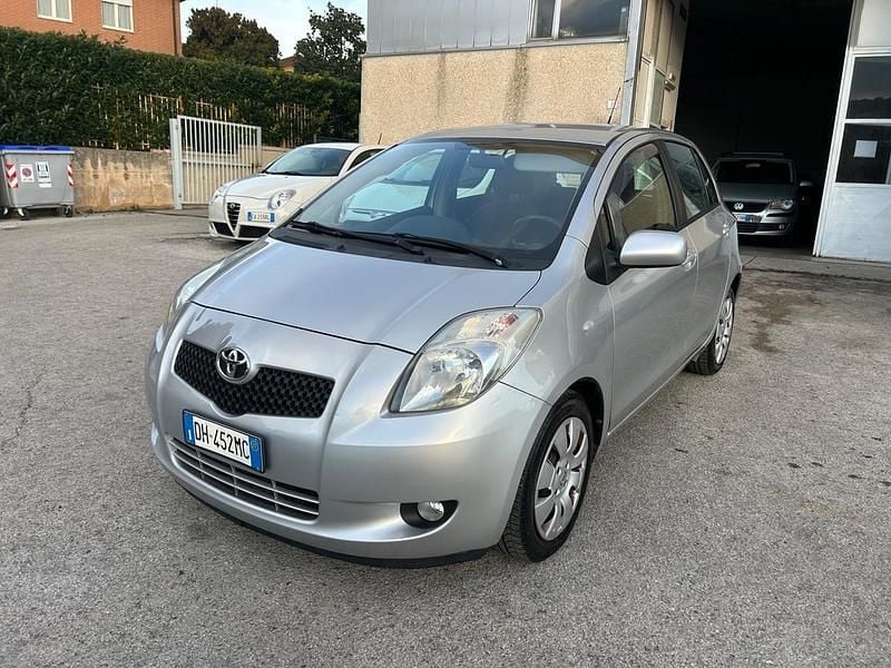 Usata Toyota Yaris 87 CV (63 kW) 2007 Argento Berlina