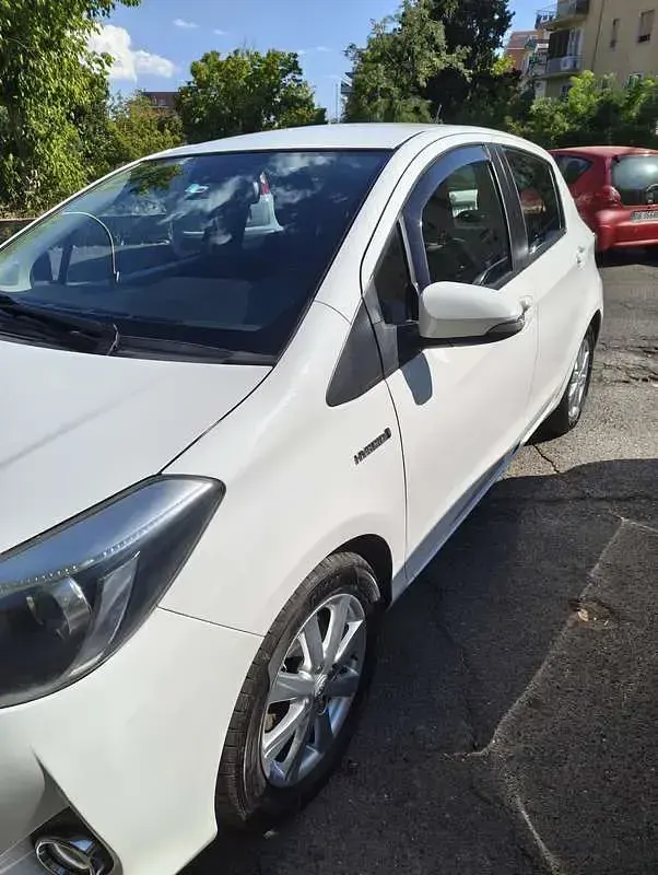 Usata Toyota Yaris Hybrid Lounge 75 CV (55 kW) 2014 Berlina