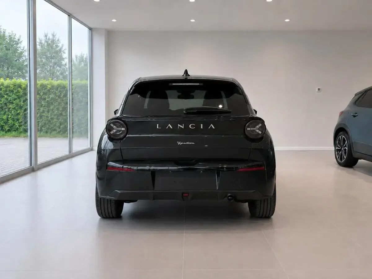 Usata Lancia Ypsilon 110 CV (80 kW) 2025 Nero Utilitaria