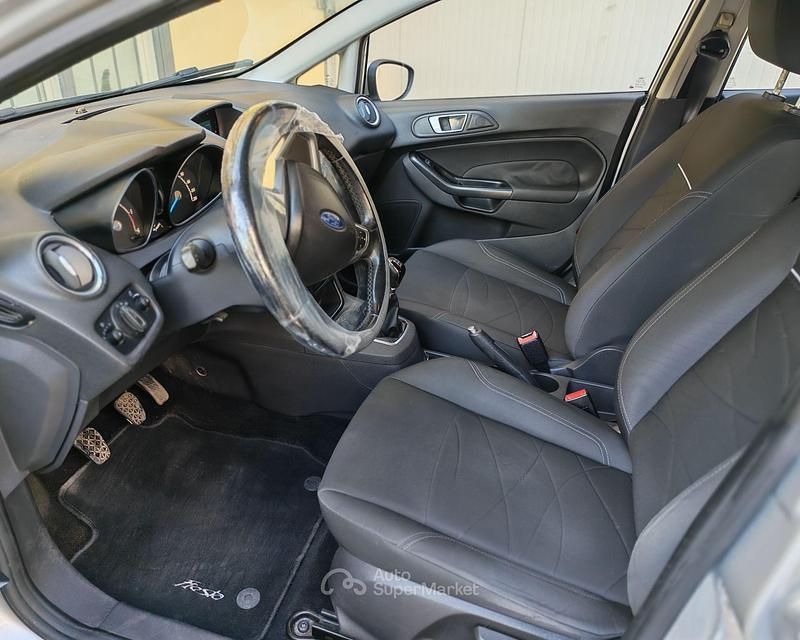 Usado Ford Fiesta Business Edition 75 HP (55 kW) 2013 Cinzento Citadino