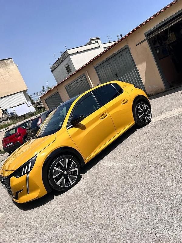Usata Peugeot 208 GT-line 102 CV (75 kW) 2022 Giallo Utilitaria