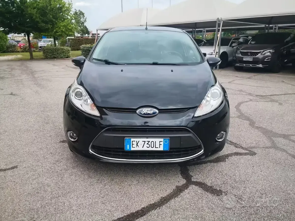 Gebraucht Ford Fiesta Titanium 70 PS (51 kW) 2011 Schwarz Kleinwagen