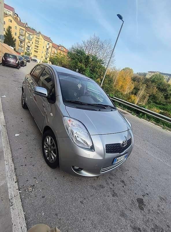 Usata Toyota Yaris Style 69 CV (50 kW) 2008 Grigio Utilitaria
