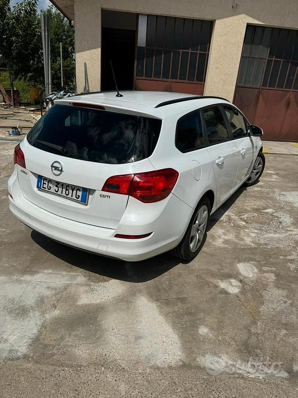 Usata Opel Astra 110 CV (80 kW) 2012 Bianco Berlina