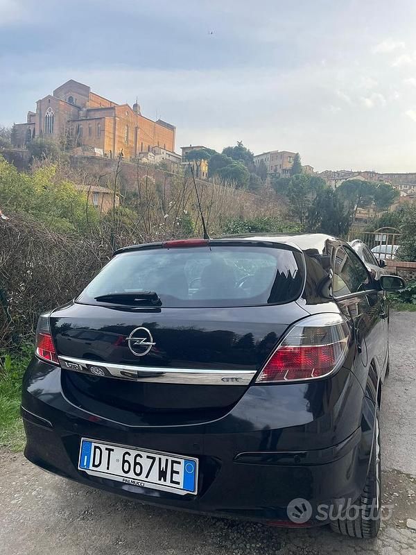 Usata Opel Astra GTC 95 CV (69 kW) 2009 Nero