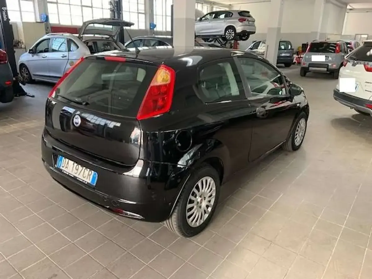 Usata Fiat Grande Punto Dynamic 65 CV (47 kW) 2005 Nero Utilitaria