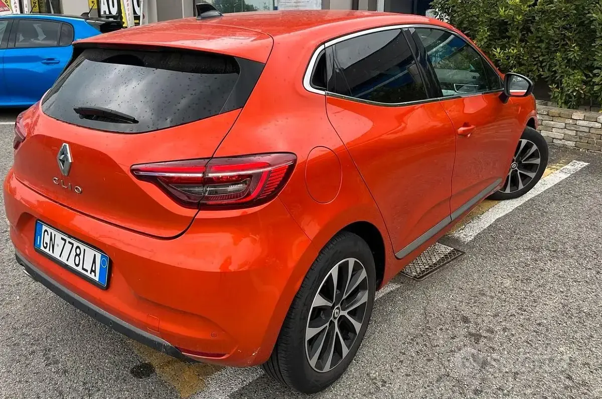 Usata Renault Clio V Techno 101 CV (74 kW) 2023 Arancione Berlina