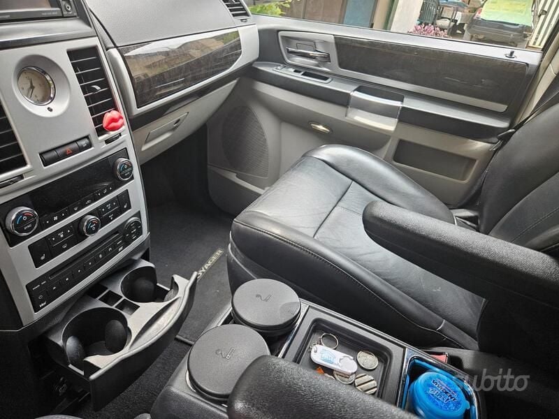 Nero Usata 2010 Chrysler Grand Voyager Monovolume | 5500 € (Cara) - Immagine 1/4