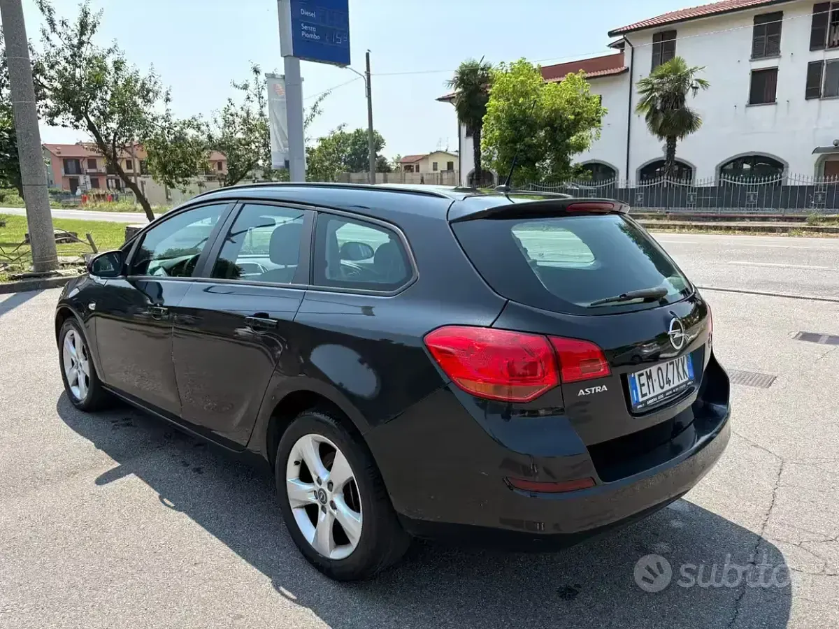 Usata Opel Astra Cosmo 110 CV (80 kW) 2012 Nero Station wagon