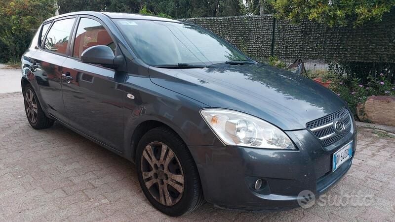Usata 2009 Kia Ceed 2 Tre volumi | 1500 € (Ottimo prezzo) - Immagine 1/4
