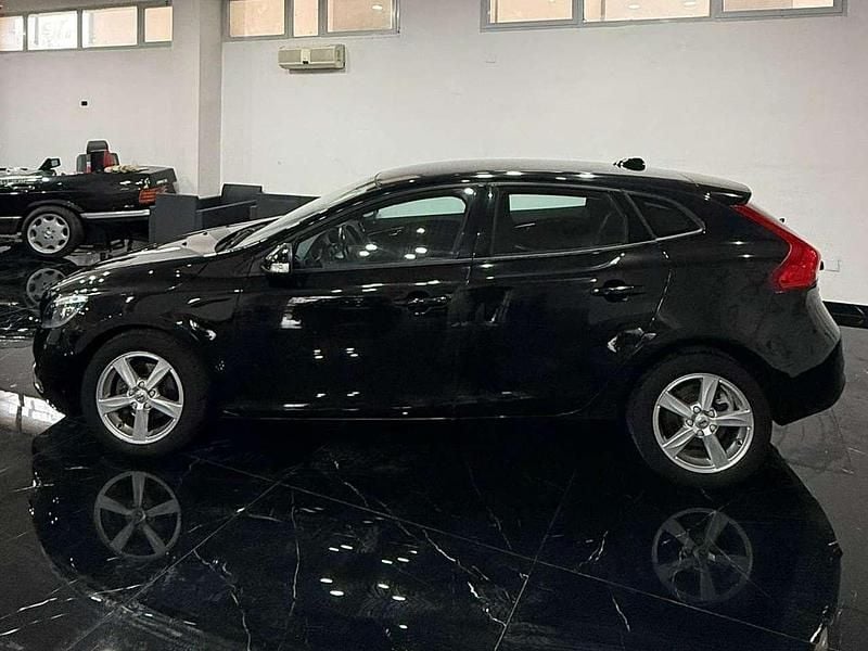 Usata Volvo V40 Momentum 120 CV (88 kW) 2017 Nero Berlina