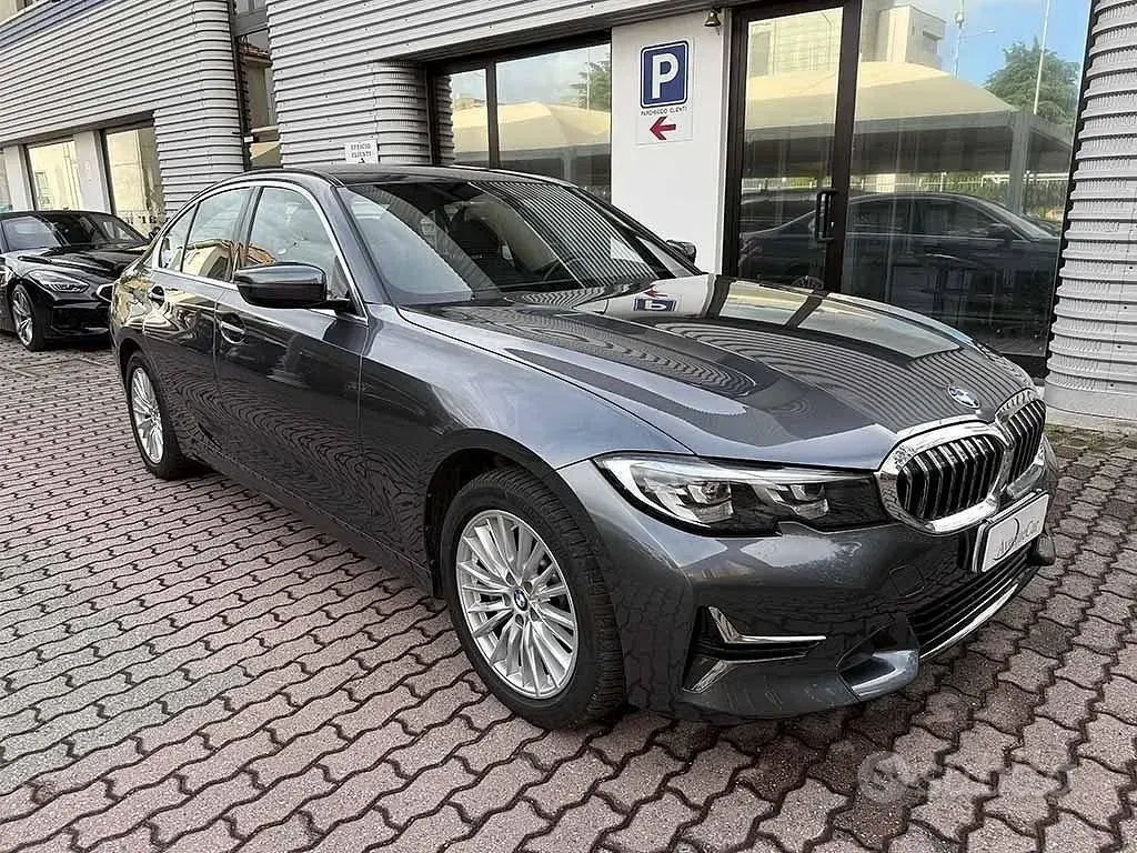 Usata BMW 330 Luxury Line 258 CV (189 kW) 2022 Grigio / metallizzato Berlina