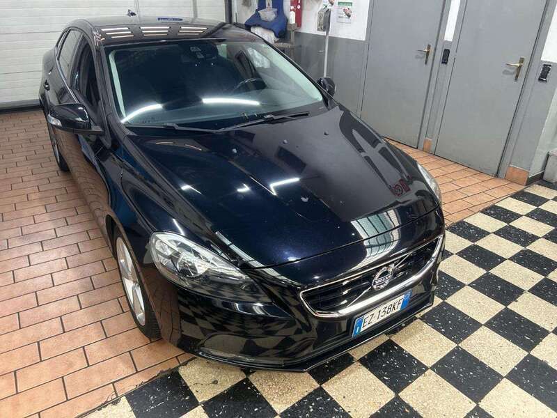 Usata Volvo V40 Kinetic 114 CV (83 kW) 2015 Nero Station wagon