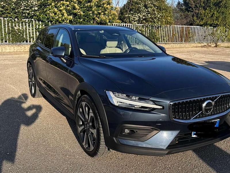 Usata Volvo V60 CC Ultimate 197 CV (144 kW) 2023 Blu/azzurro Station wagon