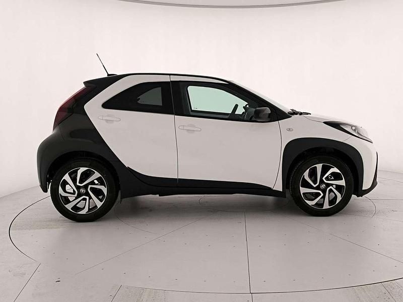 Nuova Toyota Aygo X Trend 72 CV (52 kW) 2025 Super white & black met SUV