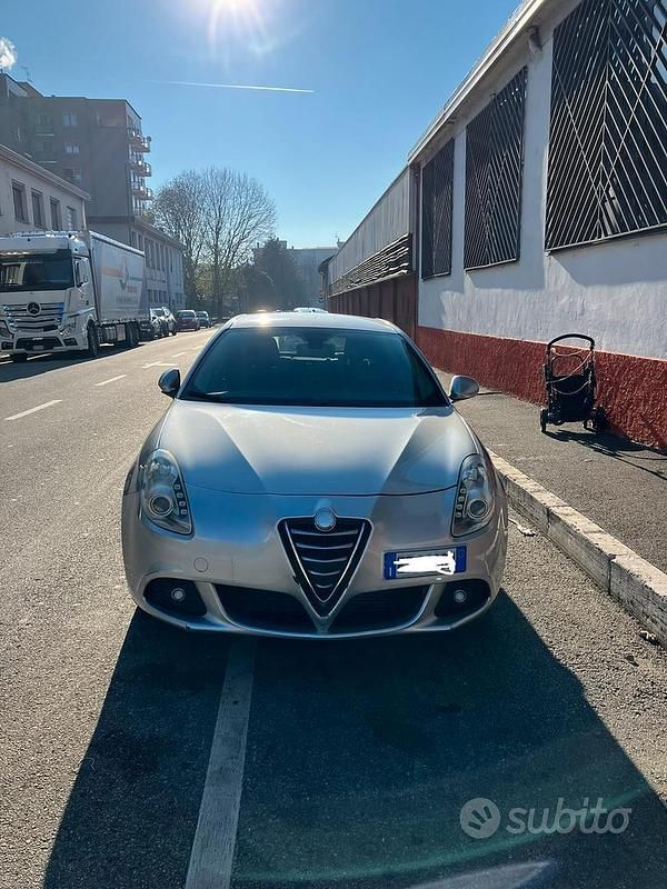 Grigio Usata 2013 Alfa Romeo Giulietta Due volumi | 6500 € (Buon prezzo) - Immagine 1/4