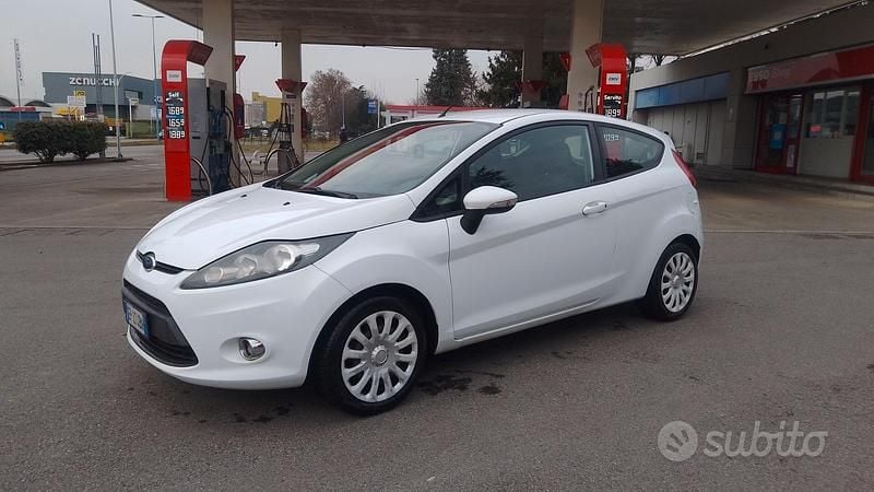 Bianco Usata 2012 Ford Fiesta Tre volumi | 4400 € (Buon prezzo) - Immagine 1/4