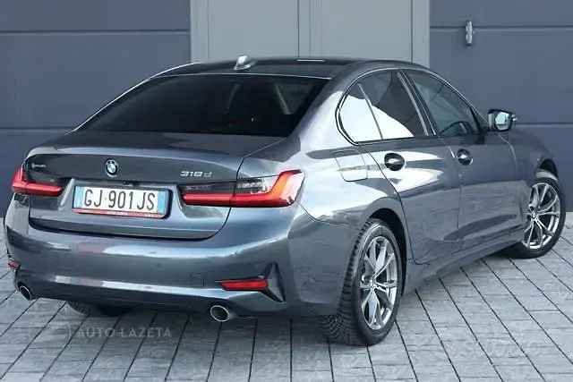 Usata BMW 318 Efficient Dynamics 150 CV (110 kW) 2022 Grigio metallizzato Berlina