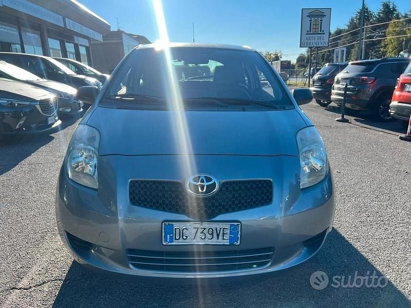 Begagnad Toyota Yaris Sol 90 HK (66 kW) 2007 Grå Sedan