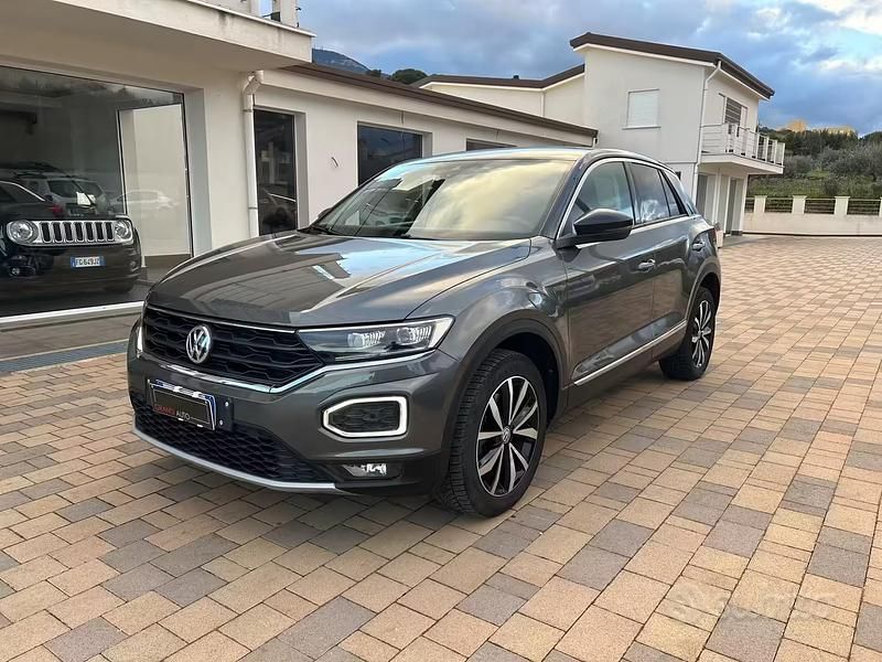 Usata VW T-Roc Style 115 CV (84 kW) 2018 Grigio SUV