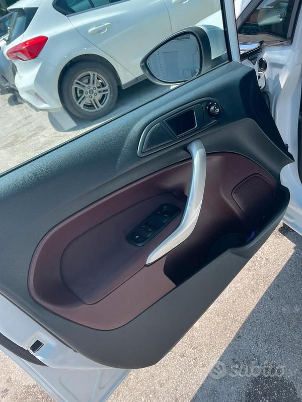 Usata Ford Fiesta Titanium 82 CV (60 kW) 2011 Bianco Utilitaria