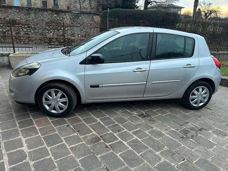 Usata Renault Clio II 75 CV (55 kW) 2010 Argento Berlina
