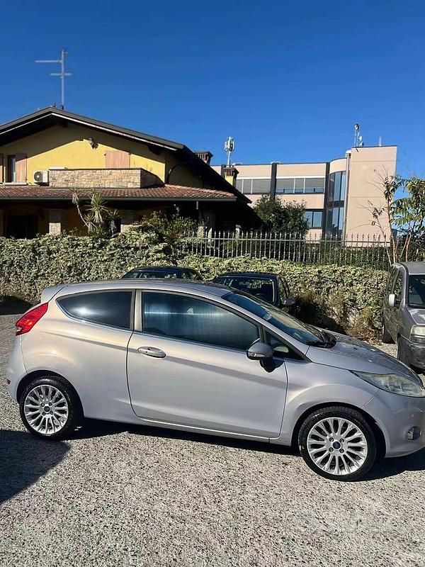 Gebraucht Ford Fiesta Titanium 92 PS (67 kW) 2011 Grau Kleinwagen