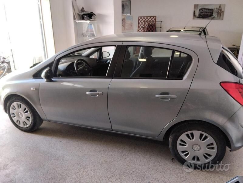 Usata Opel Corsa Edition 85 CV (62 kW) 2013 Grigio Berlina