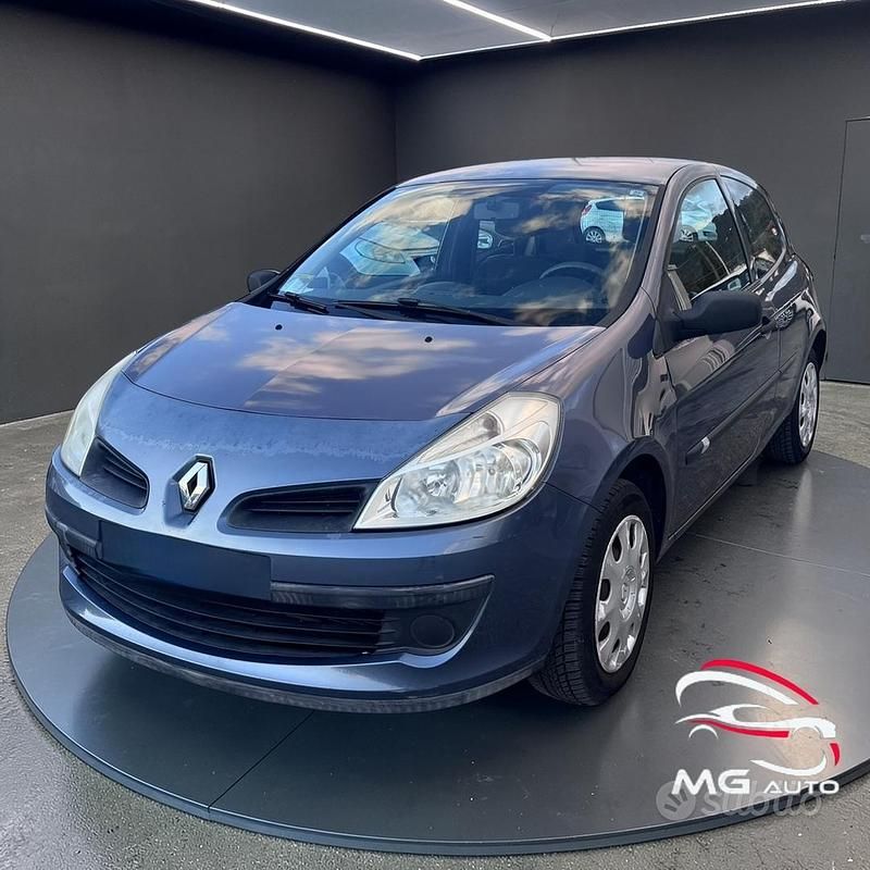 Usata Renault Clio II Luxe 75 CV (55 kW) 2006 Grigio Berlina