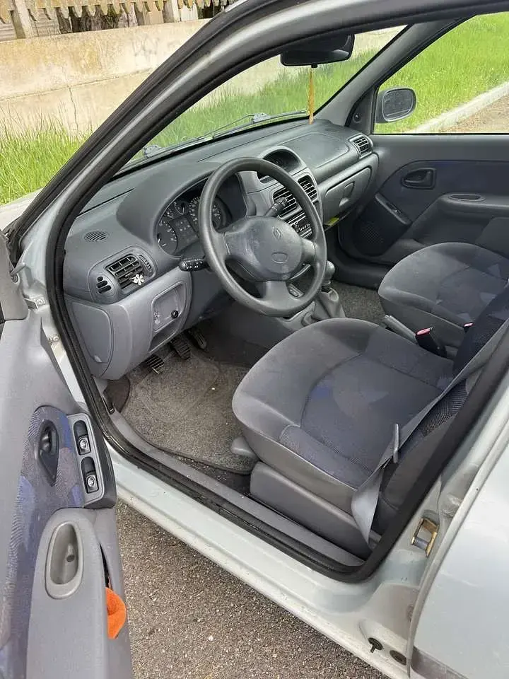 Usata Renault Clio 58 CV (42 kW) 2001 Grigio Utilitaria
