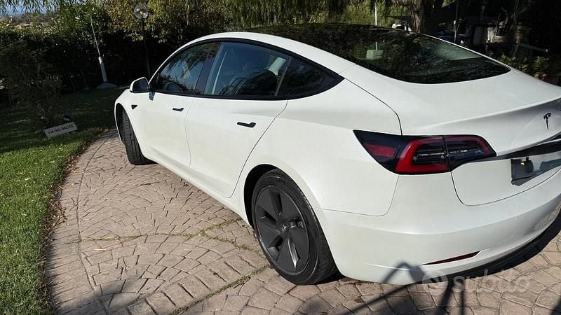 Bianco Usata 2021 Tesla Model 3 Standard Range Plus Tre volumi | 26.000 € (Buon prezzo) - Immagine 1/4