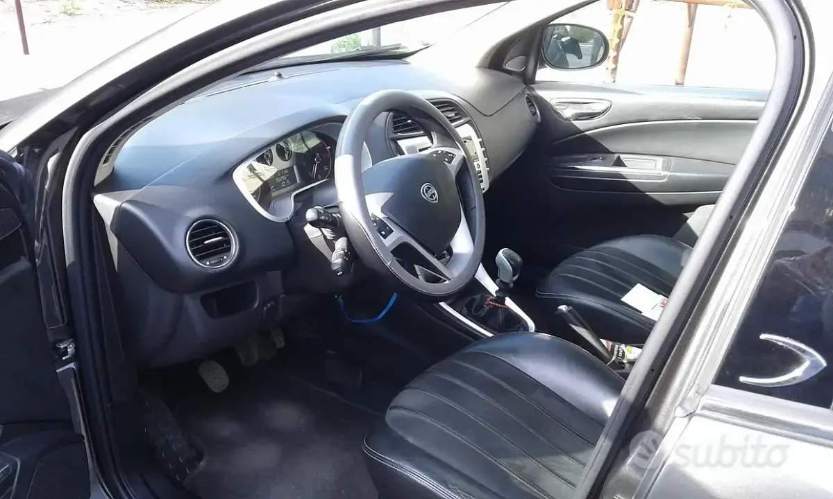 Usata Lancia Delta 120 CV (88 kW) 2013 Grigio Utilitaria