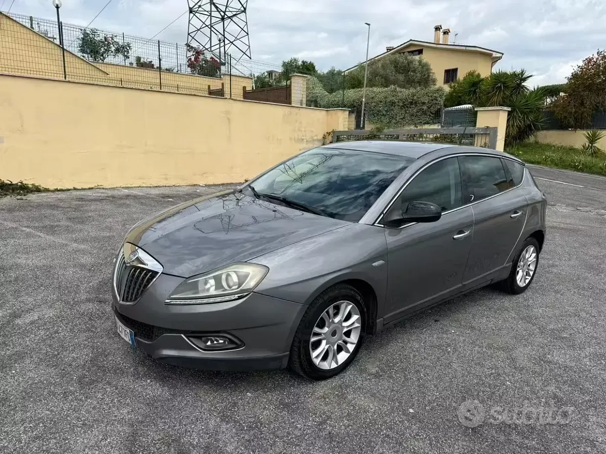Usata Lancia Delta 120 CV (88 kW) 2013 Marrone Utilitaria