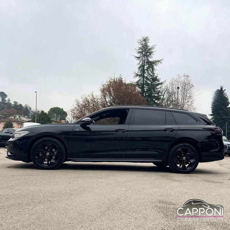 Usata VW Passat R-line 150 CV (110 kW) 2024 Nero Station wagon