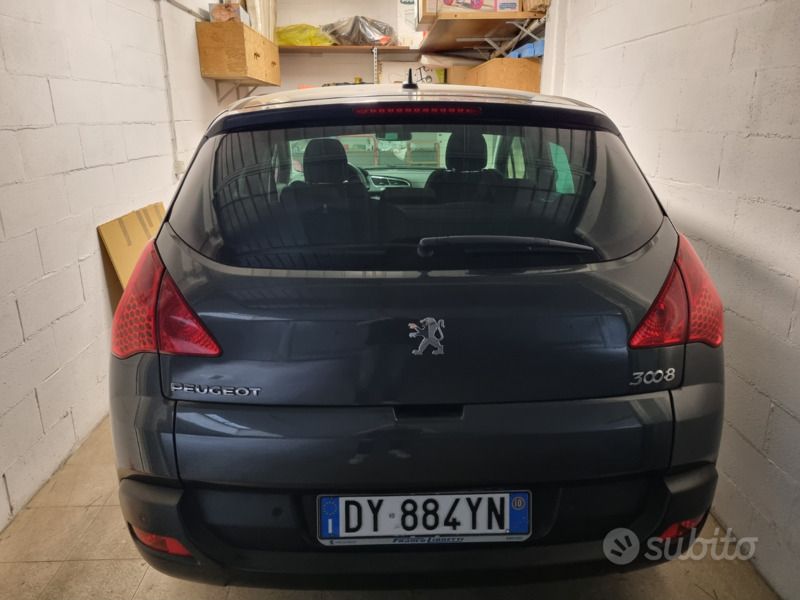 Grigio Usata 2010 Peugeot 3008 Monovolume | 5000 € (Buon prezzo) - Immagine 1/4