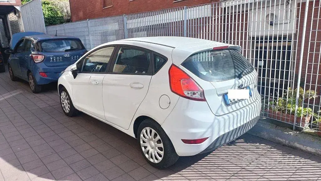 Gebraucht Ford Fiesta 75 PS (55 kW) 2014 Weiß Kleinwagen