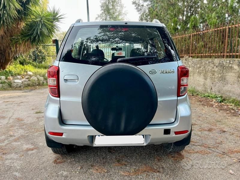 Usata Daihatsu Terios 90 CV (66 kW) 2006 Grigio SUV