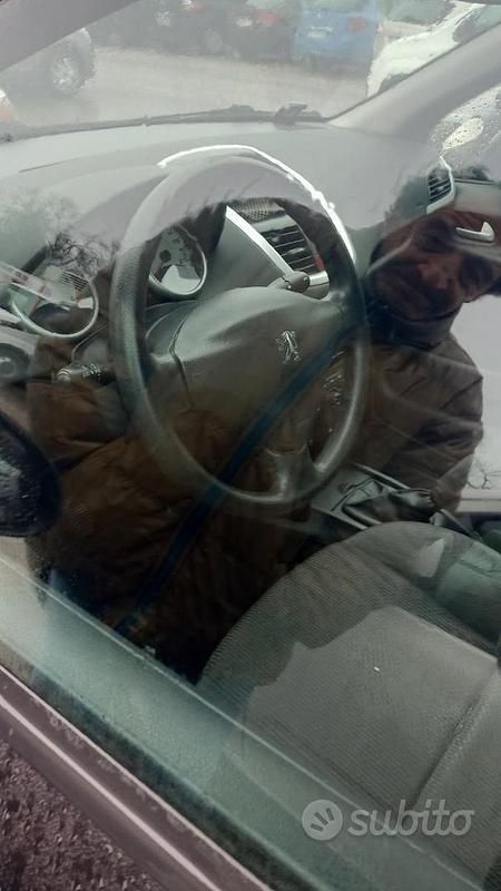 Nero Usata 2010 Peugeot 207 Due volumi | 2500 € (Buon prezzo) - Immagine 1/1