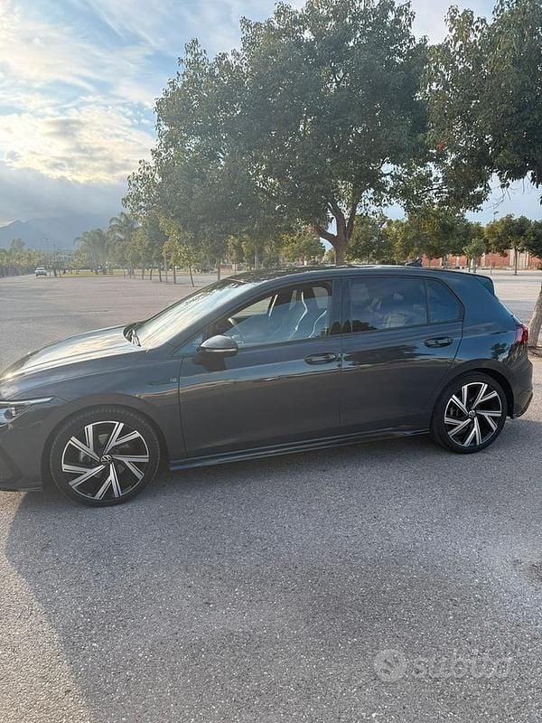 Usata VW Golf VIII R-line 150 CV (110 kW) 2023 Grigio Berlina