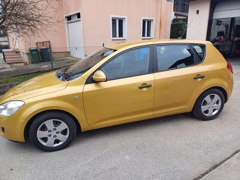 Usata Kia Ceed Active 105 CV (77 kW) 2007 Utilitaria