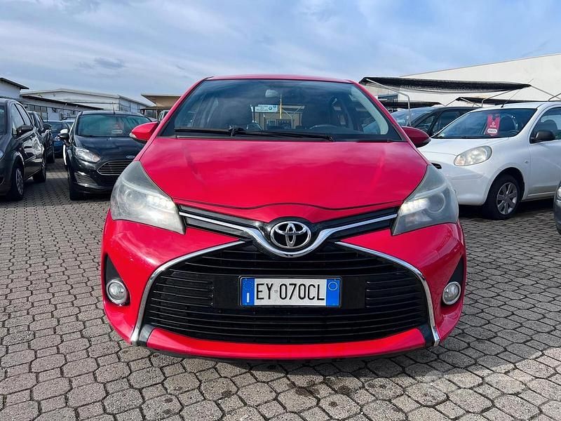 Usata Toyota Yaris Lounge 69 CV (50 kW) 2015 Rosso Berlina